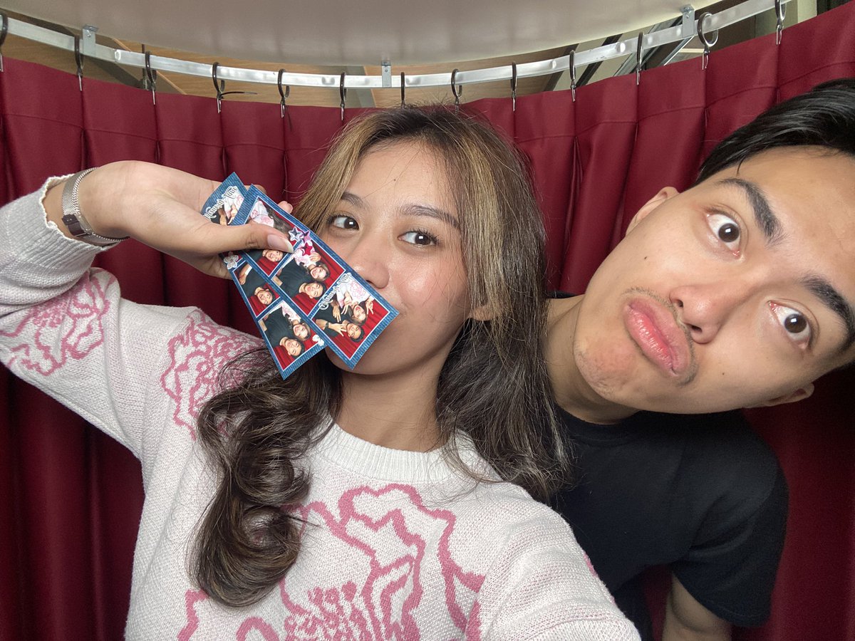 chellesnc's tweet photo. YAPSSS APRILLL🤎🤎🤎 late upload sorry🥲 ini foto 2 kali bulan ini hehe DAN LUCU SMUAAAKK krn moment nya blonde dan wisuda🥰 https://t.co/BAI3NNxe0s