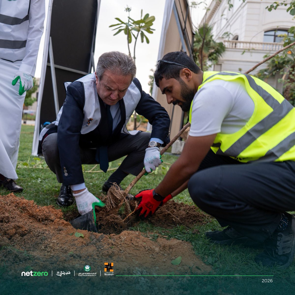 netzero_sa's tweet photo. جانب من التكريم المتبادل بين "نت زيرو" وشركاء النجاح في حفل تدشين الغابة الحضرية الذكية 🌳

تقديراً لجهودهم ومشاركتهم التطوعية في زراعة الأشجار داخل الغابة:

@Amanatalriyadh, @Almabanico, @MEWA_KSA

#أسبوع_البيئة
#أثرك_أخضر

A glimpse of the mutual recognition between Netzero and its success partners during the launch ceremony of the smart pocket forest

In appreciation of their efforts and voluntary contribution to tree planting within the forest:
@Amanatalriyadh, @Almabanico, @MEWA_KSA