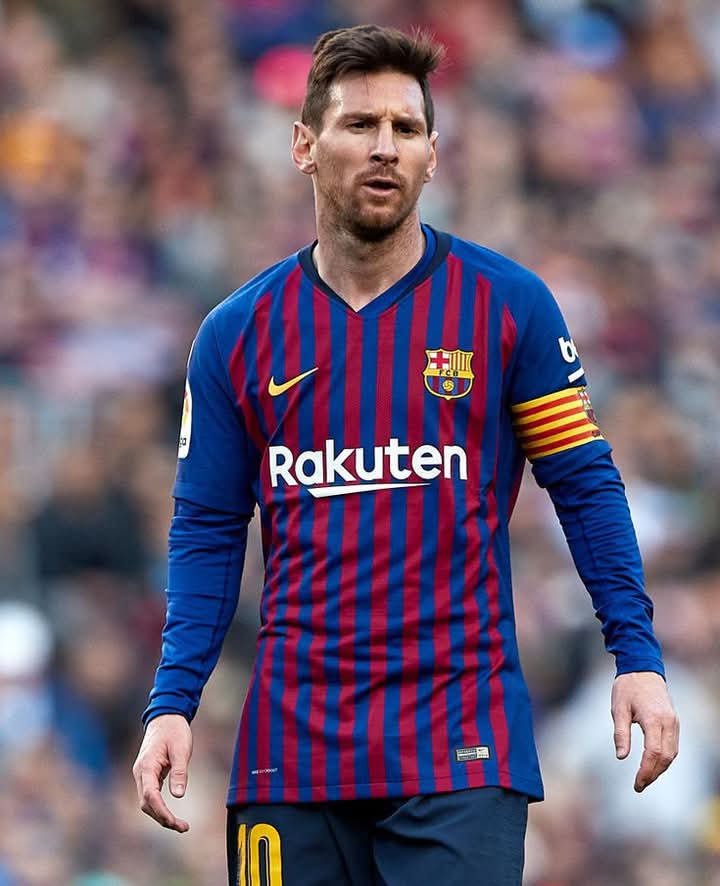 🇪🇺🏆 In the 80th minute of the Wembley final, Barcelona was leading Manchester United 3-1.

🗣️ Ferguson’s assistant said, "Let’s make a substitution; Messi, Iniesta, and Xavi have worn our defense out."

🗣️ Ferguson replied, "Sit back and enjoy the football they’re playing. It’s