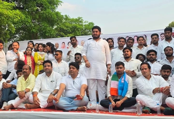 jayant_8173's tweet photo. NSUI के राष्ट्रीय अध्यक्ष श्री विनोद जाखड़ जी के नेतृत्व में आज छात्र संघ चुनाव बहाली एवं छात्र हितों की लड़ाई को और व्यापक बनाने के उद्देश्य से “मुख्यमंत्री निवास घेराव” किया गया।
@VinodJakharIN @nsui https://t.co/EJJz6P1dKY