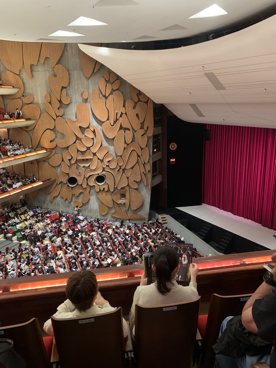asukachanp's tweet photo. ずっと、音の響きの良さが気になってた東京文化会館…3年間改修工事前最終日に初、生演奏では無かったが素晴らしい音でした
コルビュジエと弟子の建築物が並ぶのはここだけらしく西美の庭の模様と文化会館の窓の模様が同じ
前川國男氏は東美も建築、改修すればずっと維持する建築物、3年後が楽しみだ✨ https://t.co/PdMDCepxk9