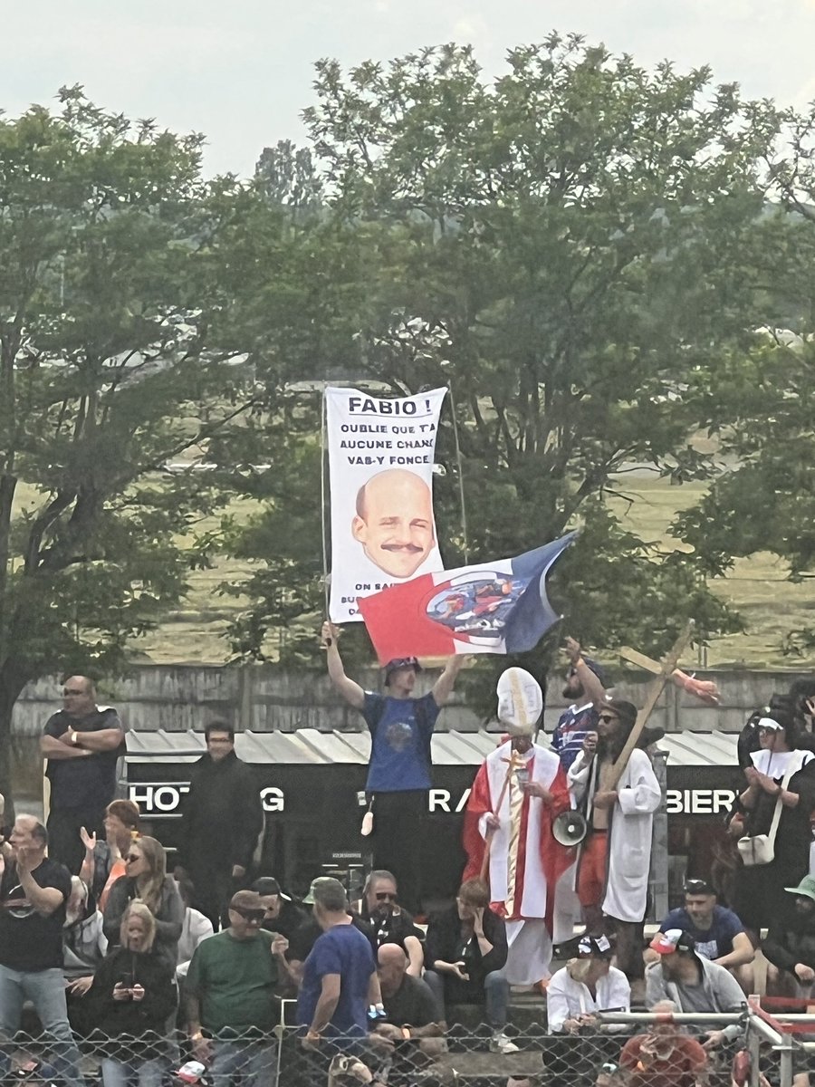 Racing_Cafe_'s tweet photo. Pas d'émission ce soir désolé mais pour nous faire pardonner voici un magnifique drapeau du GP de France MotoGP https://t.co/wucMsmDwoT