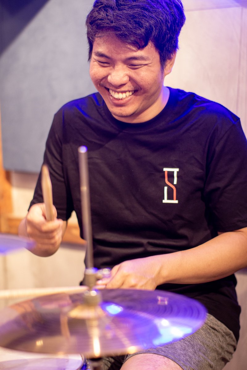 HalfHourPH's tweet photo. OUR DRUMMER ROCKING THE HALF HOUR SHIRT 🥁

stage-ready agad 👀

Get yours now — ₱500 only.
Link here: https://t.co/4nbzrXnuIA

#HalfHour #HalfHourMerch #BandMerchPH #OPM #SupportLocalMusic https://t.co/6EXwDQCeUG