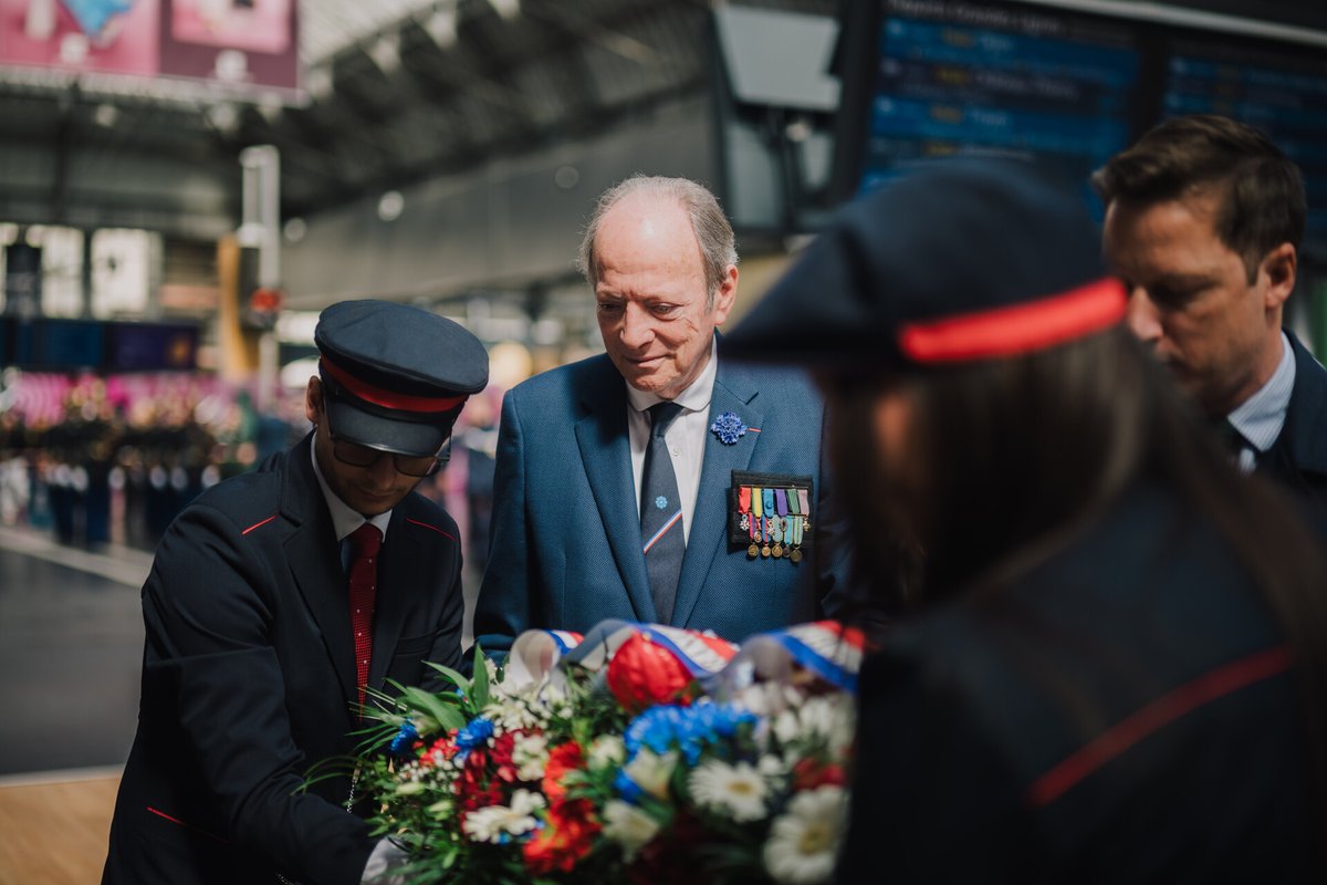 BleuetFrance's tweet photo. 🇫🇷 Le 8 mai 1945, la France retrouvait la liberté après six longues années de guerre, d’occupation et de sacrifices.

Aujourd’hui, la Nation se souvient et rend hommage à celles et ceux qui ont combattu la barbarie : soldats, résistants, déportés et civils victimes de guerre.

🔵 Le 7 mai, une cérémonie de commémoration s’est tenue en gare de l’Est, haut lieu de départ et de retour des combattants, en hommage aux 10 000 cheminots déportés durant la Seconde Guerre mondiale. Représentants de l’État, autorités civiles et militaires, associations du monde combattant, élus locaux et partenaires engagés pour la transmission de la mémoire étaient réunis pour faire vivre le souvenir de celles et ceux qui ont combattu, se sont engagés et ont souffert.

Dans 23 gares partout en France, le Bleuet de France était présent sur des stands. Des temps de rencontre et d'échanges qui ont permis de poursuivre la mobilisation, de rencontrer les voyageurs et de faire vivre ce symbole de solidarité nationale.

Le Bleuet de France remercie chaleureusement l’ensemble des personnalités présentes pour leur engagement en faveur du devoir de mémoire : Madame Philomène JUILLET, Adjointe au maire du 10e arrondissement, déléguée à la Santé, à la Réduction des risques, à la Halte Soins Addictions et à la Mémoire, Madame Maxence ANSEL, Conseillère régionale d’Île-de-France, représentant la Présidente de la Région Île-de-France, Madame Laurence PATRICE, Adjointe à la Maire de Paris chargée du monde combattant, des histoires et mémoires de Paris, Madame Emmanuelle CORTOT-BOUCHER, Secrétaire générale du Groupe SNCF, le général de corps d’armée Loïc MIZON, Gouverneur militaire de Paris, son Excellence Vadym OMELCHENKO, Ambassadeur d’Ukraine, le général d’armée Thierry BURKHARD, délégué national de l’Ordre de la Libération, Madame Marie-Christine VERDIER-JOUCLAS, Directrice générale de l’ONaCVG, Madame CONCIATORI, Cheffe de cabinet du Préfet de police, Madame Camille de WITASSE THEZY, sous-préfète, représentant le préfet de la région Île-de-France, préfet de Paris, Monsieur Julien REUGE, Conseiller spécial de la ministre déléguée auprès du ministre des Armées, chargée de la Mémoire et des Anciens combattants, le général François-Xavier POISBEAU, Secrétaire général de la Garde nationale, le général Serge BARCELLINI, président du Souvenir Français, Monsieur François RICHEZ, président de la Protection Civile, ainsi que les organisations syndicales représentatives du Groupe SNCF et les associations d’anciens combattants cheminots.

Merci également au @GroupeSNCF, à @ConnectGares, ainsi qu’aux bénévoles et équipes mobilisées dans les gares pour leur engagement et leur soutien à cette mobilisation nationale.
