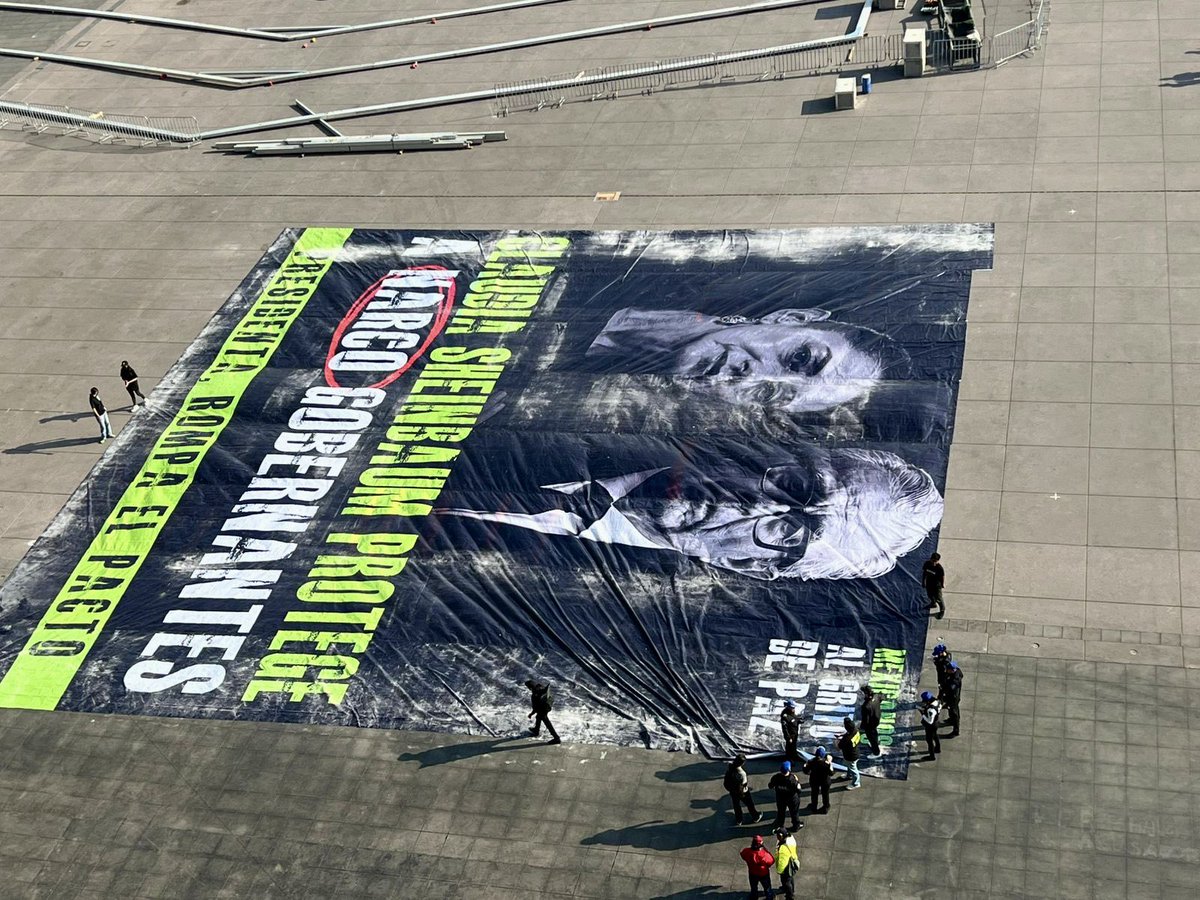 Este fue el momento en el que estos activistas lograron colocar en la plancha del zócalo de la CDMX la manta monumental que exhibe el narco pacto del gobierno con el crimen.

¡Felicidades! <a href="/mexicanosgritan/">MEXICANOS AL GRITO DE PAZ</a>