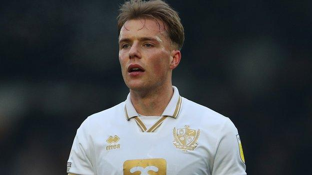 PhilJBowers's tweet photo. On tonight's #PVFC night on @BBCStokeSport we're joined by @AleAndValePod to review the season, plus a look at the retained list with former Vale captain Tom Conlon and a look ahead at @PVFCWomen's game at Coventry Sphinx.

Listen live from 6pm here: https://t.co/1GoQSIrL15 https://t.co/kiBGm2Fz4P