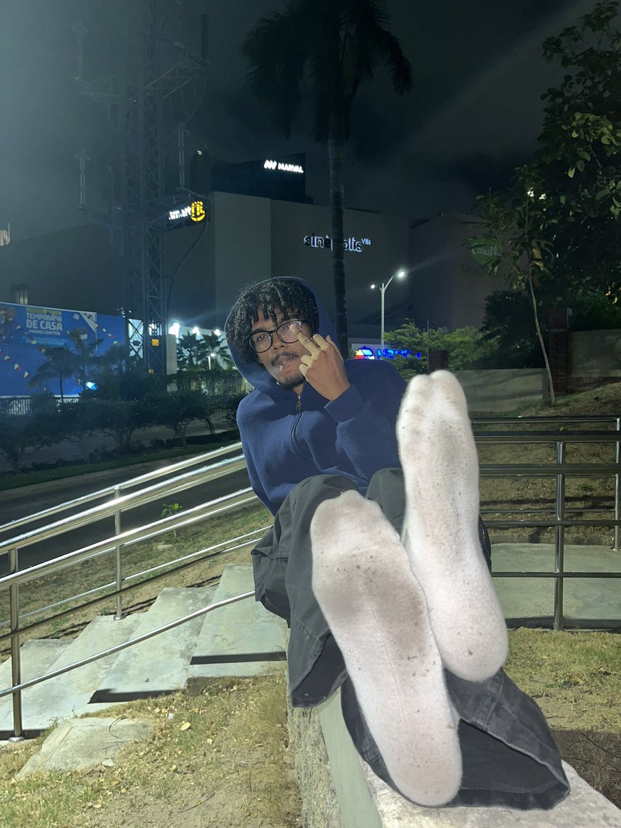 MasterSan01's tweet photo. Late nights and white socks just hit different. https://t.co/JLNHBNEPZk
