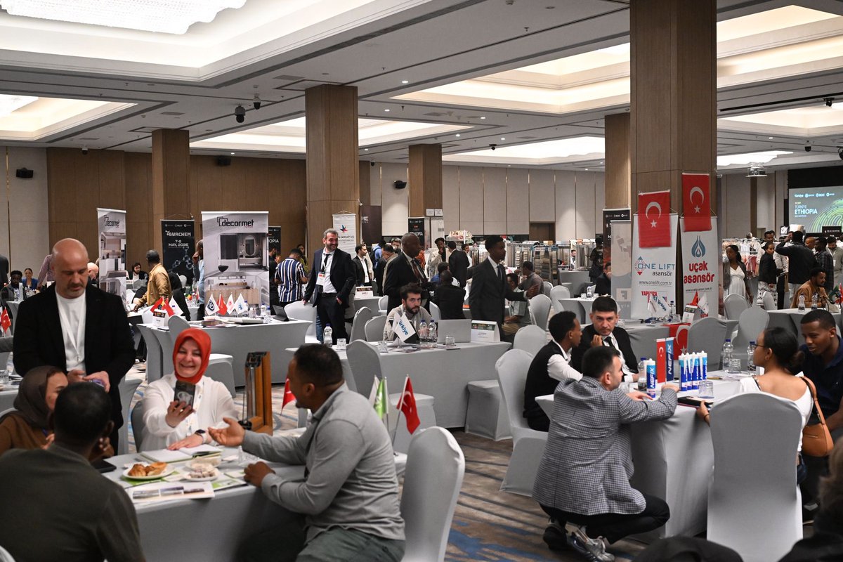 ibrahim_Burkay's tweet photo. Bursa Ticaret ve Sanayi Odası olarak ortaya koyduğumuz 2030 Vizyonu doğrultusunda, Bursa’mızı uluslararası ticaretin, yeni nesil sanayinin ve yüksek teknolojili ihracatın küresel merkezi haline getirmek amacıyla çalışmalarımıza devam ediyoruz.

Bu kapsamda Ticaret Bakanlığı destekleriyle 5 farklı sektörde yürüttüğümüz UR-GE projeleri çerçevesinde, bugüne kadar gerçekleştirilen en büyük ve en geniş katılımlı ticaret heyeti programını Afrika’nın yükselen değeri Etiyopya’da gerçekleştiriyoruz.

160 kişilik heyetimiz ve Etiyopyalı iş insanlarının yoğun ilgisiyle adeta bir gövde gösterisine dönüşen bu program, 2030 hedeflerimize giden yolda attığımız en stratejik adımlardan biri olmuştur.

Ortaya çıkan bu rekor katılım “Bursa Büyürse Türkiye Büyür” inancımızın, Bursa iş dünyasının ulaştığı gücün ve organizasyon kabiliyetimizin en somut göstergesidir.

Ülkemizden binlerce kilometre ötede kentimizin üretim kalitesini, ticaret kültürünü ve iş ahlakını başarıyla temsil eden, bayrağımızı gururla dalgalandıran tüm üyelerimizi gönülden tebrik ediyorum.

Etkinliğimize katılarak bizleri onurlandıran Addis Ababa Büyükelçimiz Sayın Berk Baran’a, Etiyopya Dışişleri Bakanlığı Avrupa ve Amerika İşleri Genel Müdürü Büyükelçi Sayın Meles Alem Tikea’ya, Etiyopya Ticaret ve Sanayi Odası Genel Sekreteri Sayın Kenenisa Lemi’ye ve Ticaret Müşavirimiz Sayın Taha Alperen Salar’a teşekkür ediyorum.

@ticaret @BursaTSO
