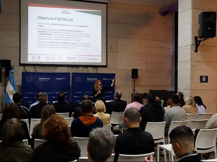 CICAD_OEA's tweet photo. Argentina🇦🇷 avanza en la articulación público-privada para la integración social.

Desde @Sedronar se impulsa el #ProgramaAliados, una iniciativa piloto que combina formación profesional, acompañamiento y acceso al empleo para promover la reintegración sociolaboral y reducir vulnerabilidades asociadas a delitos relacionados con drogas.

Con la asistencia técnica de @CICAD_OEA y el apoyo de @ItalyatOAS 🇮🇹, a través del proyecto #FOCTALI, y junto a expertos de @San_Patrignano y del @cnel_it, se desarrolló en Buenos Aires un encuentro estratégico de articulación público‑privada. En el taller participaron 70 actores clave —entre profesionales del sector público y representantes del sector privado, concluyendo con los siguientes resultados:

✅Fortalecimiento de conocimientos sobre buenas prácticas internacionales en integración social.
✅Diseño e implementación de modelos de colaboración público-privada aplicables al contexto local.
✅Intercambio de avances, desafíos y aprendizajes en la implementación del #ProgramaAliados.

Desde #CICAD seguimos apoyando a los Estados miembros de @OEA_Oficial para fortalecer su capacidad institucional en el diseño de soluciones articuladas que respondan a las causas detonantes de los delitos relacionados con drogas.