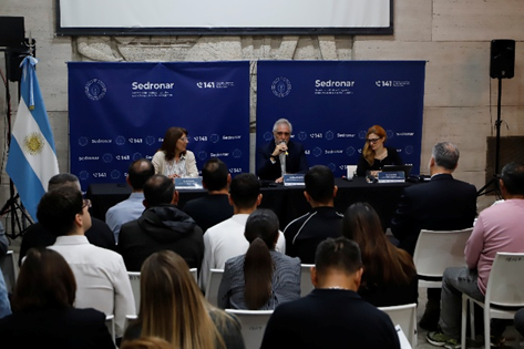CICAD_OEA's tweet photo. Argentina🇦🇷 avanza en la articulación público-privada para la integración social.

Desde @Sedronar se impulsa el #ProgramaAliados, una iniciativa piloto que combina formación profesional, acompañamiento y acceso al empleo para promover la reintegración sociolaboral y reducir vulnerabilidades asociadas a delitos relacionados con drogas.

Con la asistencia técnica de @CICAD_OEA y el apoyo de @ItalyatOAS 🇮🇹, a través del proyecto #FOCTALI, y junto a expertos de @San_Patrignano y del @cnel_it, se desarrolló en Buenos Aires un encuentro estratégico de articulación público‑privada. En el taller participaron 70 actores clave —entre profesionales del sector público y representantes del sector privado, concluyendo con los siguientes resultados:

✅Fortalecimiento de conocimientos sobre buenas prácticas internacionales en integración social.
✅Diseño e implementación de modelos de colaboración público-privada aplicables al contexto local.
✅Intercambio de avances, desafíos y aprendizajes en la implementación del #ProgramaAliados.

Desde #CICAD seguimos apoyando a los Estados miembros de @OEA_Oficial para fortalecer su capacidad institucional en el diseño de soluciones articuladas que respondan a las causas detonantes de los delitos relacionados con drogas.