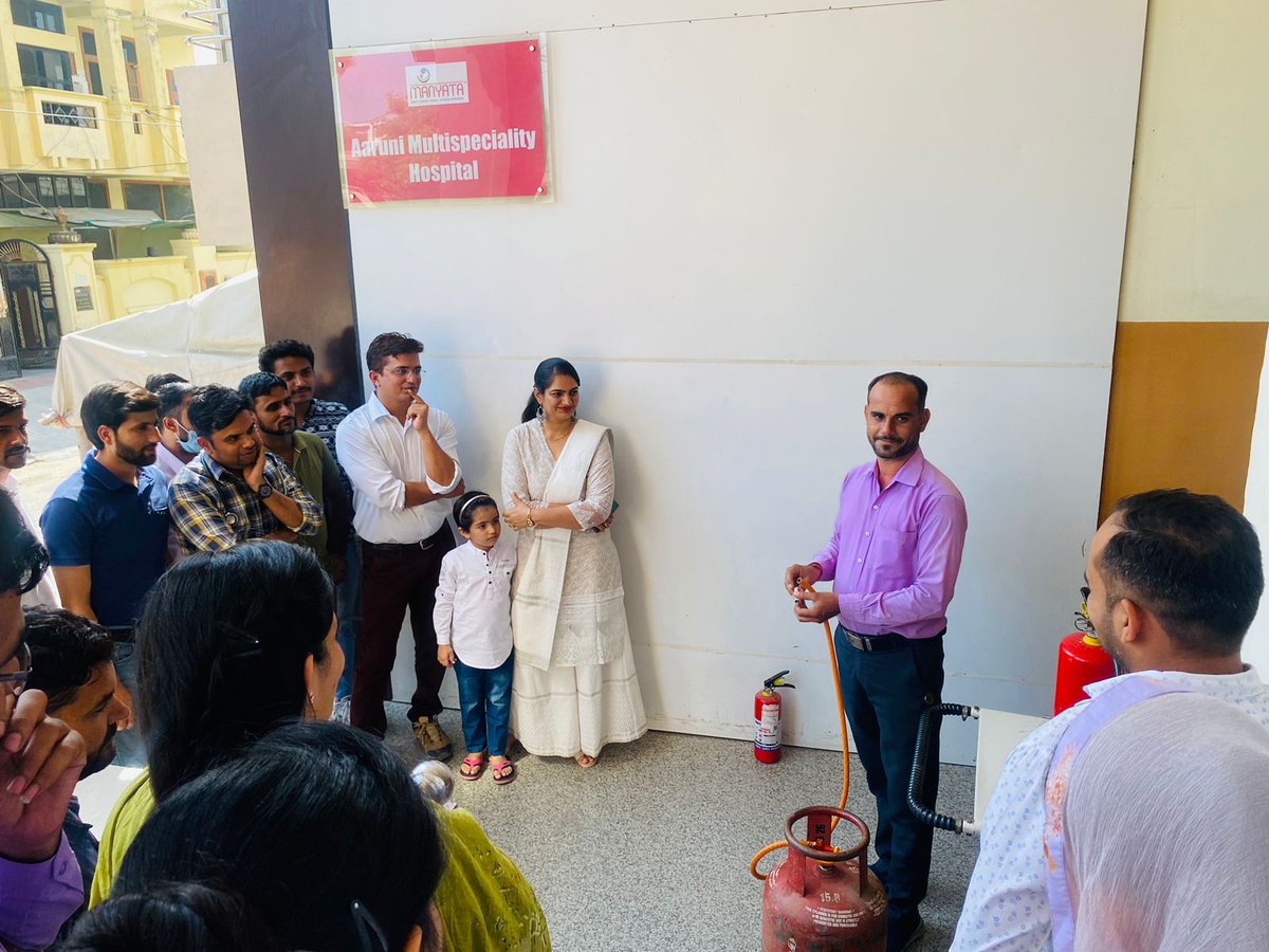 DMJhunjhunu's tweet photo. फायर सेफ्टी वीक के तहत #झुंझुनूं जिले के 283 अस्पतालों में फायर सेफ्टी मॉक ड्रिल आयोजित की गई
स्वास्थ्यकर्मियों को आपात स्थिति में त्वरित प्रतिक्रिया व मरीजों की सुरक्षित निकासी का प्रशिक्षण दिया गया
#Jhunjhunu #FireSafetyWeek
@RajCMO @DIPRRajasthan
@nhm_rajasthan @NhmJhunjhunu https://t.co/o6cS0G7MfD