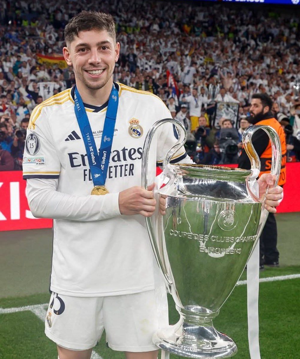 Como siempre, algunos del Madrid van a lo fácil y le pegan al sudamericano.

En vez de estar del lado de Valverde, que ganó DOS CHAMPIONS siendo FIGURA y hace nada le hizo TRES GOLES al CITY, se ponen del lado de TCHOUAMENI.

Algunos tienen que aprender a ser más agradecidos.
