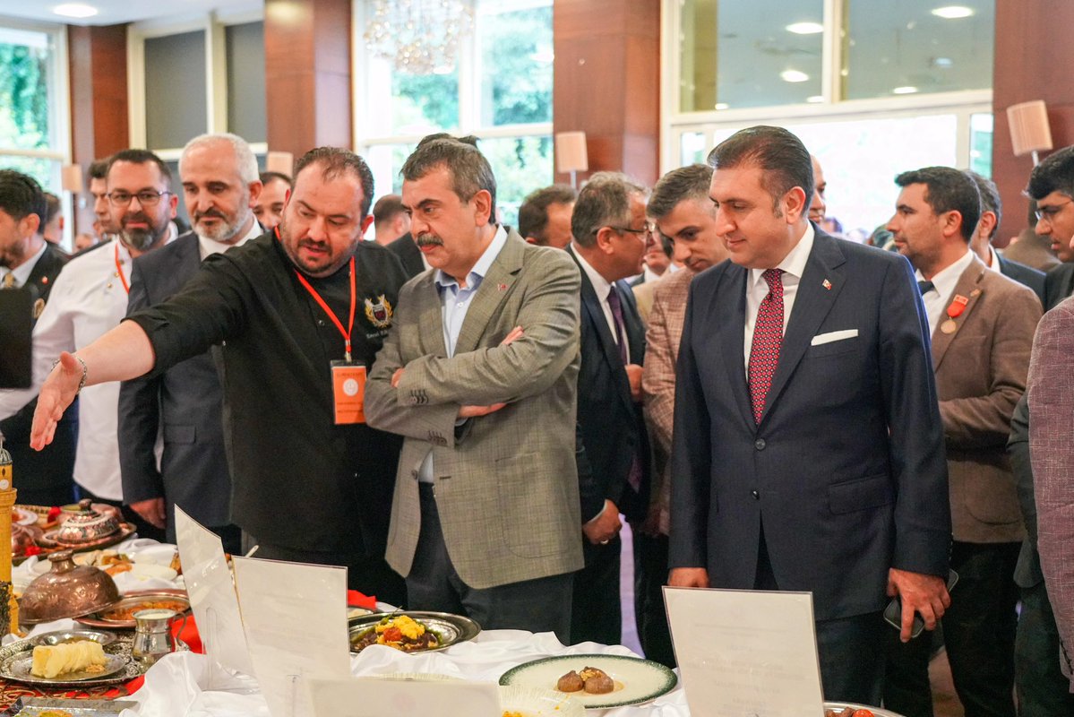 Bir ülkenin gerçek zenginliği; üreten, düşünen, ahlakıyla örnek olan gençleridir.

#MaarifinKalbindeMarifetliGençlik
