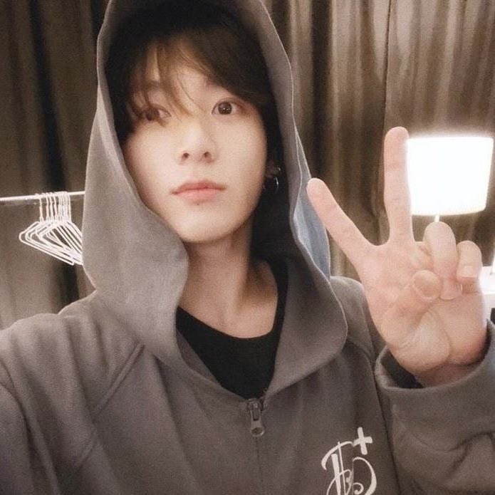 iva aus VA A VER A BTS 🩷 tweet media