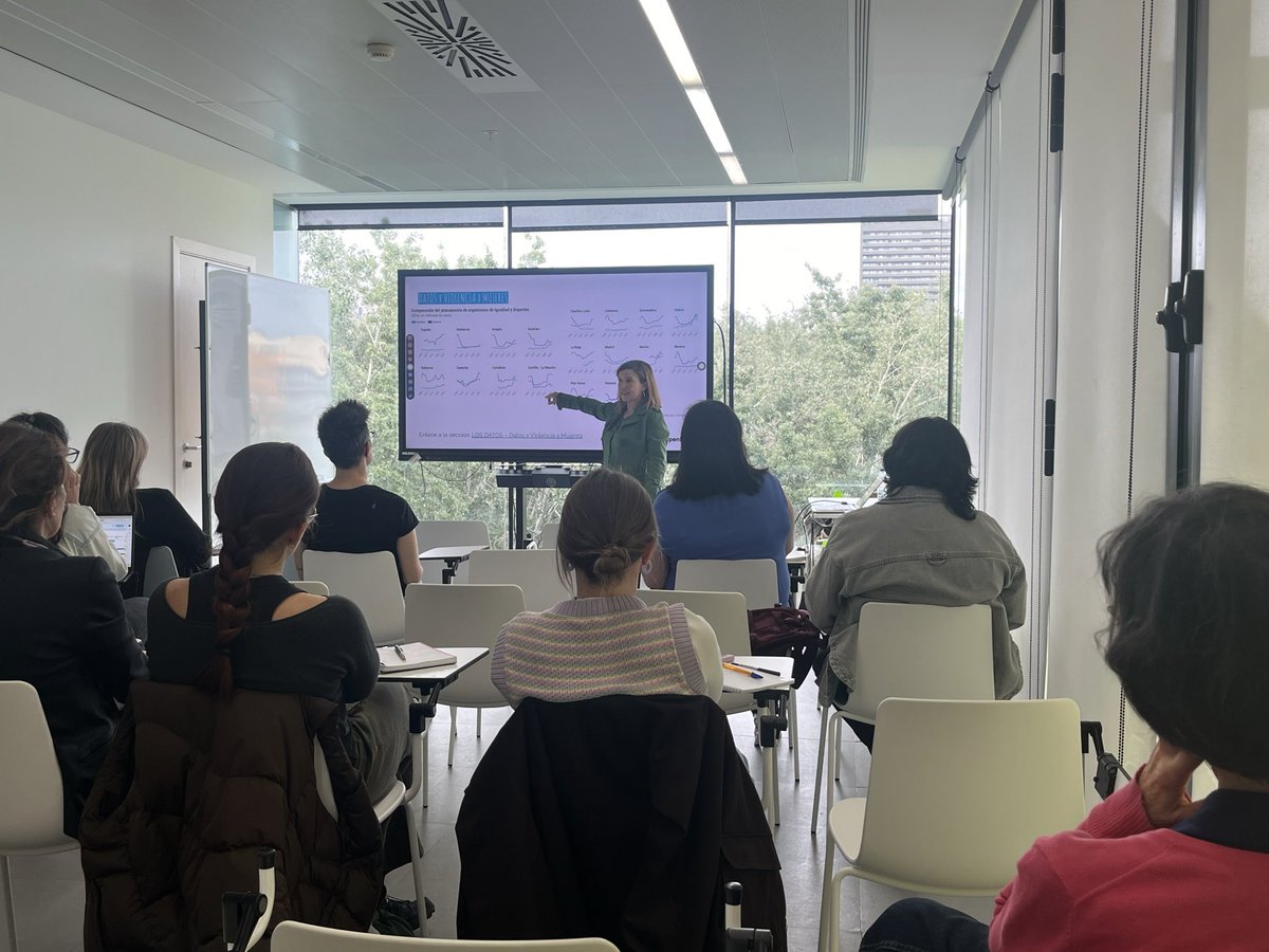donesenxarxa's tweet photo. Comencem el taller presencial “Com utilitzar les dades per erradicar la violència contra les dones”🟣 a l’espai Lidera de #BarcelonaActiva
Una sessió per aprendre com les dades poden ajudar a orientar polítiques públiques més efectives🙋🏻♀️
#DadesXViolènciaXDones #Data4good https://t.co/QHDw2gJejS