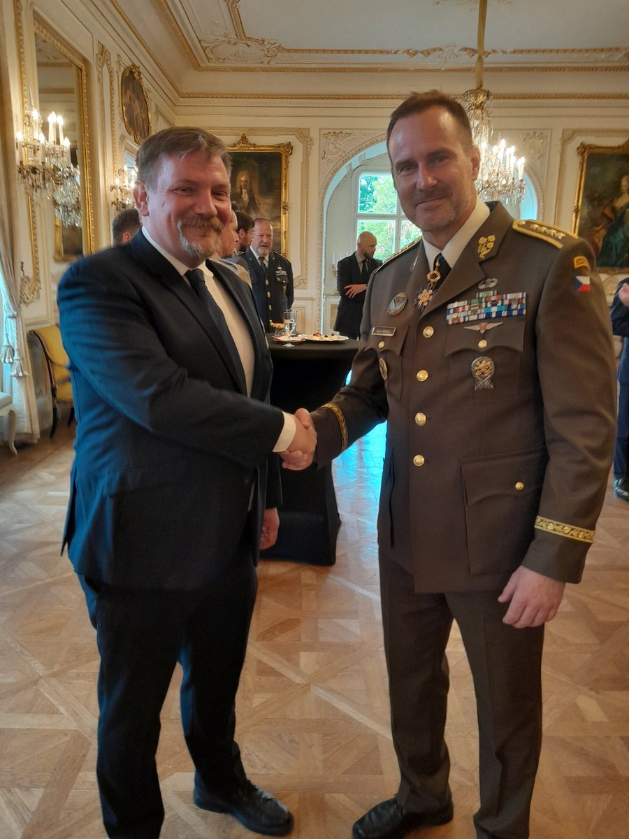 MartinKroupa10's tweet photo. Generál Karel Řehka dnes dostal jedno z nejvyšších státních vyznamenání Francie. Mám z toho velikou radost. Karel Řehka je výjimečná osobnost. Na rozdíl od mnohých nejen planě neopakuje prázdné fráze, ale pro naši bezpečnost hodně udělal. Kromě toho říká otevřeně pravdu, což spousta politiků nerada slyší. Francie si jeho kvality uvědomuje. MMusìme společně budovat silnou Evropu - Strong Europe. Buďme na Charlieho jako občané České republiky hrdí. Já jsem byl moc rád, že jsem mu měl možnost jako jeden z prvních osobně pogratulovat. Sláva, vivat!