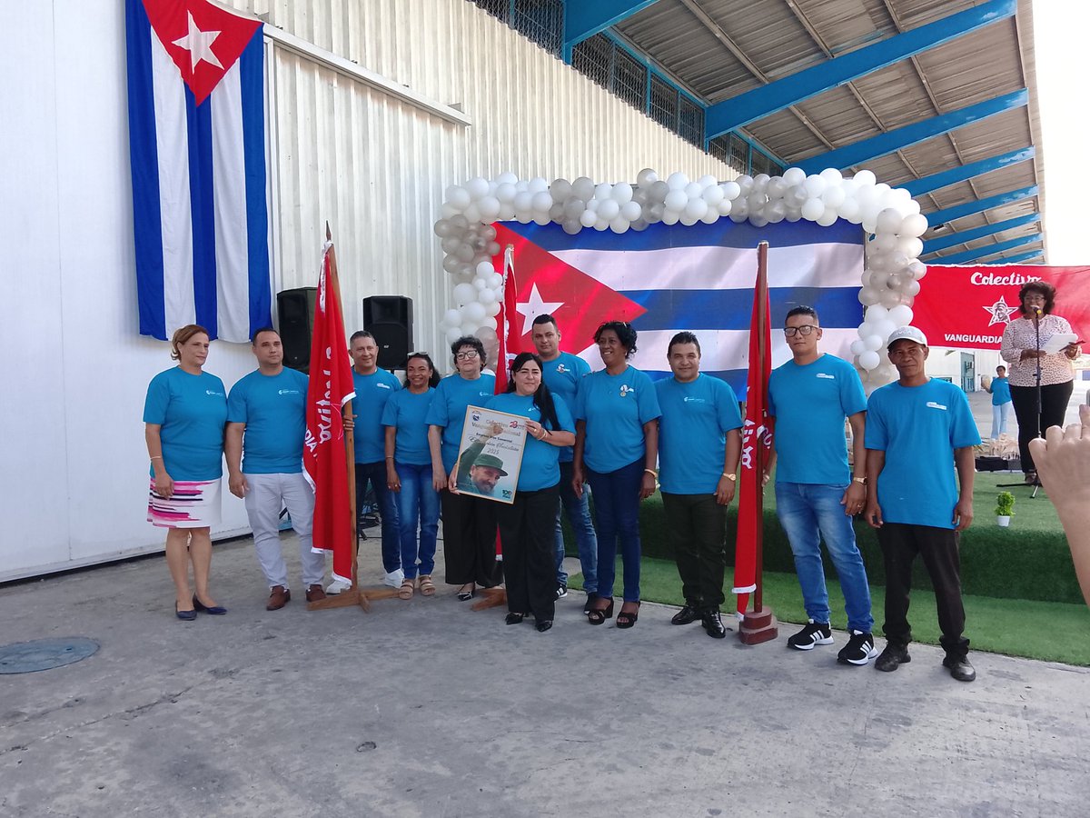 comunic88335724's tweet photo. Grancomercial ratifica hoy su Condición de Vanguardia Nacional, en Acto donde reciben también con orgullo la Bandera de Vanguardia Nacional las Unidades Básicas Mayorista Occidental, Bienes de Consumo ,y Mayorista Industrial
 #LaPatriaSeDefiende
#PorCubaJuntosCreamos https://t.co/6rfRvG31uz
