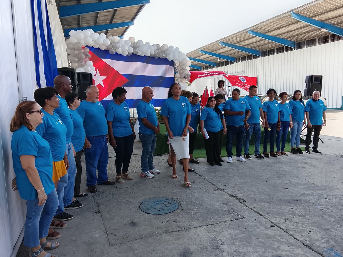 comunic88335724's tweet photo. Grancomercial ratifica hoy su Condición de Vanguardia Nacional, en Acto donde reciben también con orgullo la Bandera de Vanguardia Nacional las Unidades Básicas Mayorista Occidental, Bienes de Consumo ,y Mayorista Industrial
 #LaPatriaSeDefiende
#PorCubaJuntosCreamos https://t.co/6rfRvG31uz