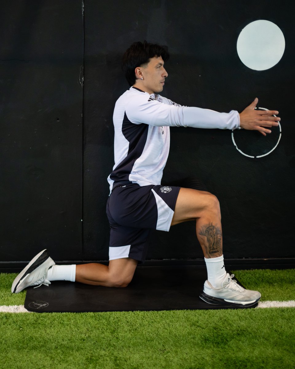 ManUtd's tweet photo. Licha stretching it out 💪🇦🇷 https://t.co/XuSBSXZUiR