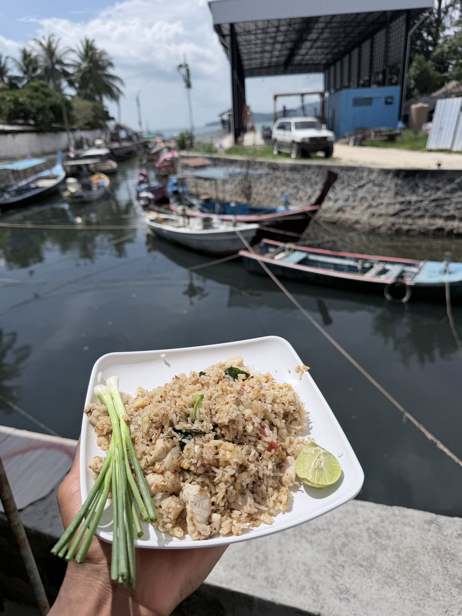 shegz's tweet photo. $3 meals and heavy weights. Thailand really is paradise !

#solotravels #phuket #phuketfood https://t.co/2oORS52zO0