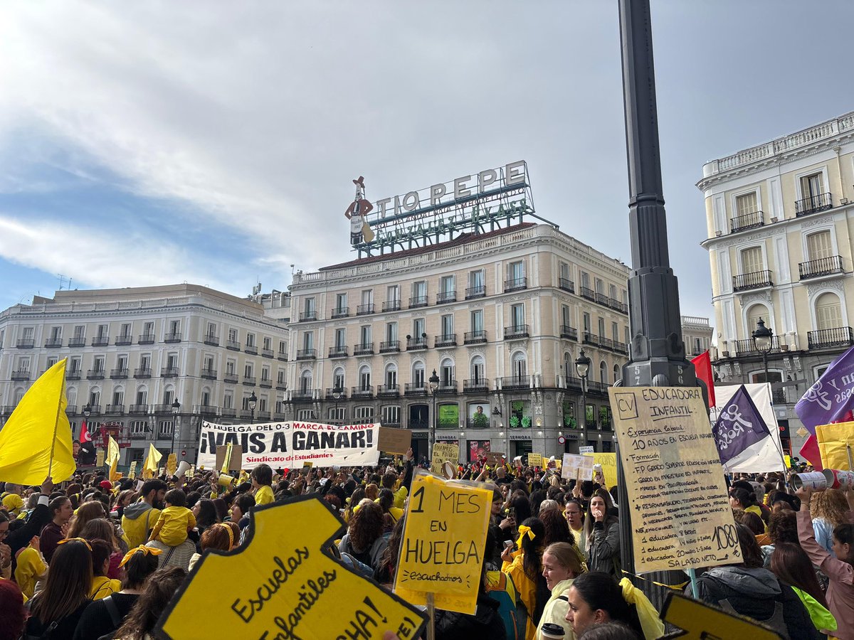 SEMadrid_'s tweet photo. La Puerta del Sol se tiñe de amarillo en un día histórico para el 0-3.

Una huelga estatal masiva y miles de educadoras en las calles para decir basta a tanto desprecio, precariedad e invisibilización por parte de las instituciones autonómicas y estatales.

Venceremos 💛 https://t.co/VgDVqXr8mp
