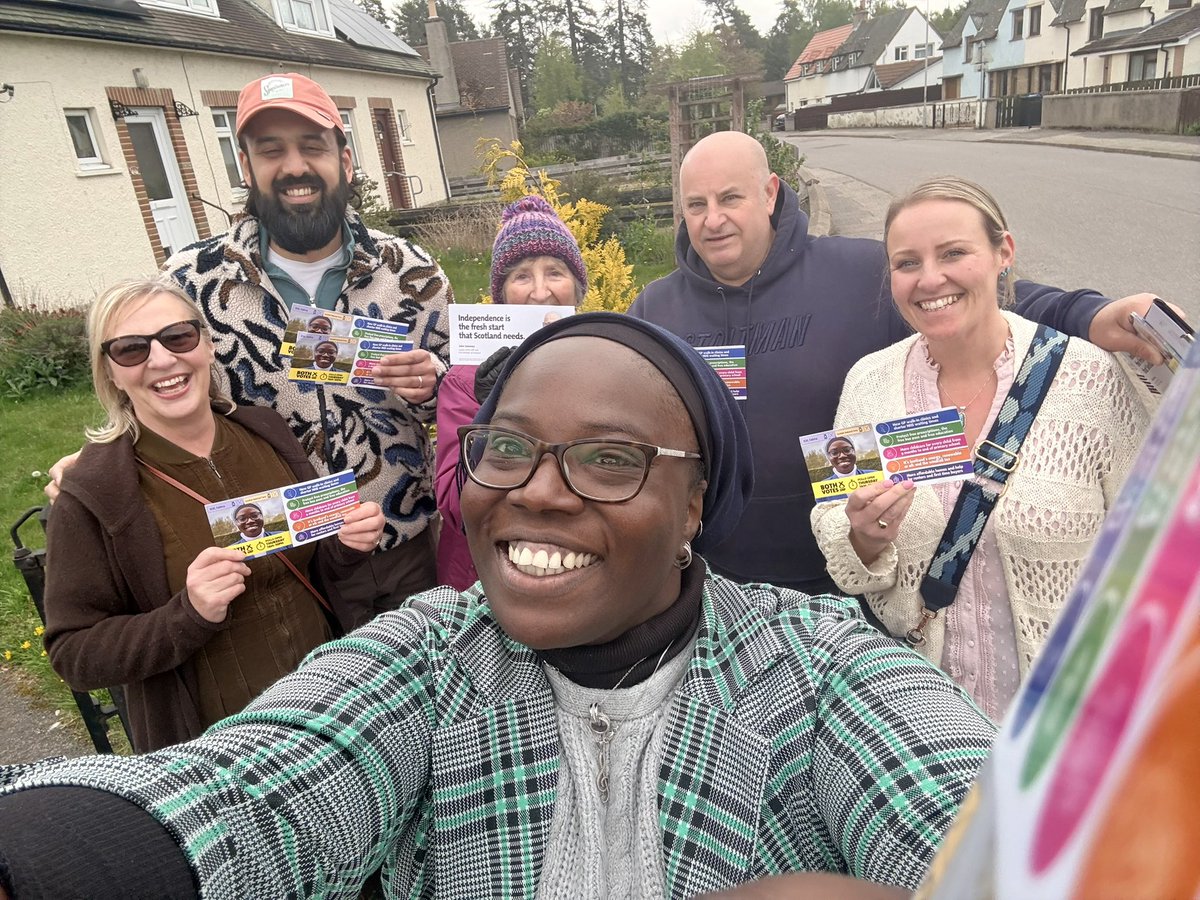 FatimaJojiSnp's tweet photo. 🗳️ Just some of our SNP activists out and about in the constituency encouraging you to vote 😊! Please note that you do not need to bring your polling card with you. If you have not returned your postal vote, you can take it to your polling station and vote there instead. https://t.co/lOd1O4dqpk