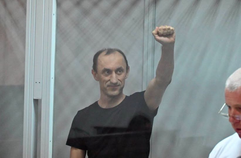 Я разів десять перечитав це геніальне рішення українського суду!
Роману Червінському дозволили служити у ЗСУ, але коли він перебуватиме у відпустці, він має перебувати під нічним домашнім арештом.
Ще раз:
Суд продовжив нічний домашній арешт, проте дозволив Червінському нести