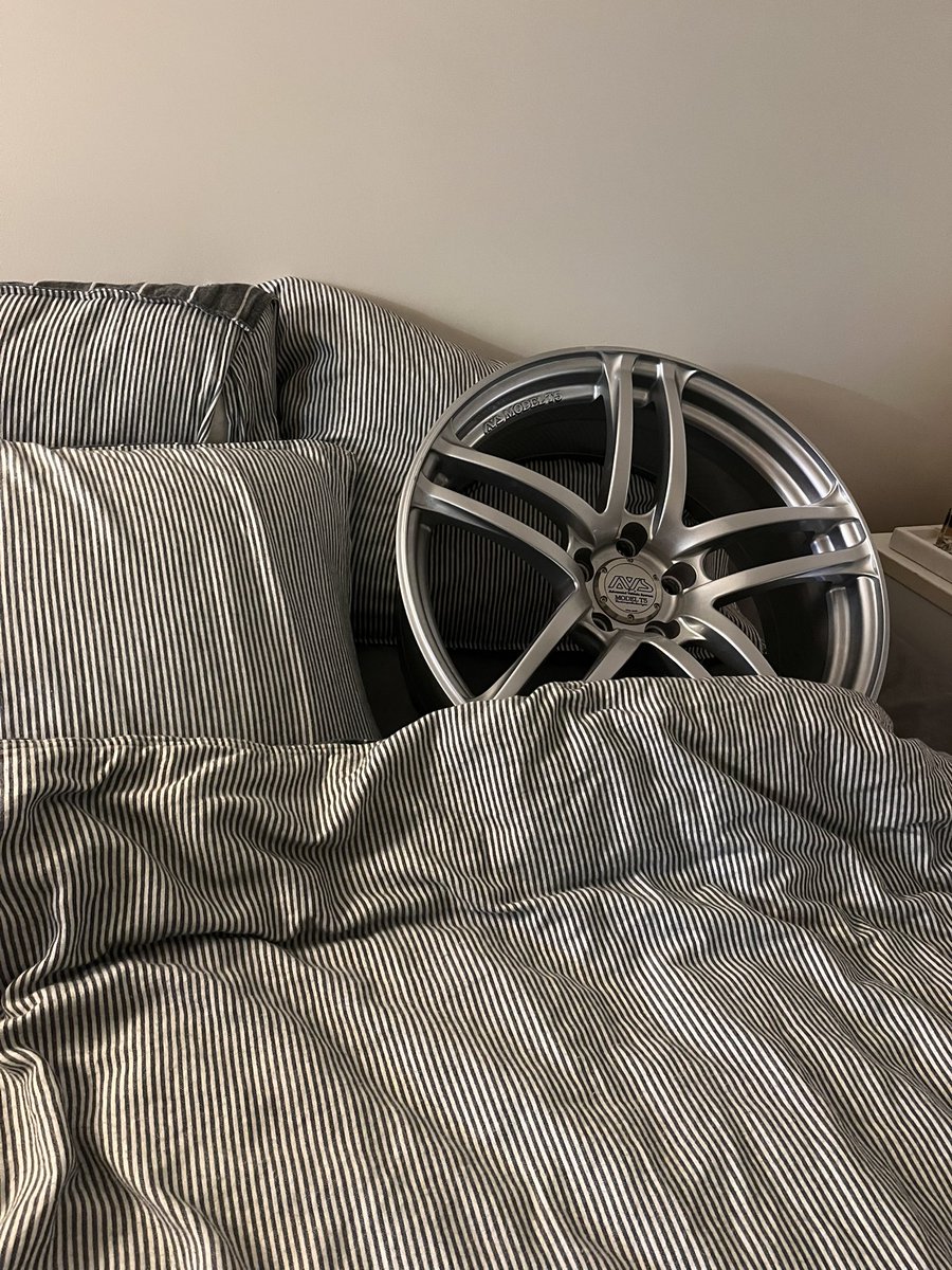 240kali's tweet photo. Bedtime stories for the T5 #avs #wheels https://t.co/hCZjkGk8Sl