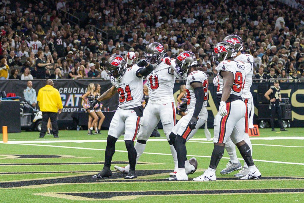 Projected 2026 starting defense for the  #Buccaneers per <a href="/BleacherReport/">Bleacher Report</a> 👀

DT: Vita Vea, A’Shawn Robinson 
EDGE: Yaya Diaby, Rueben Bain Jr. 
LB: Alex Anzalone, SirVoccea Dennis 
CB: Zyon McCollum, Benjamin Morrison, Jacob Parrish 
SS: Tykee Smith
FS: Antoine Winfield Jr.