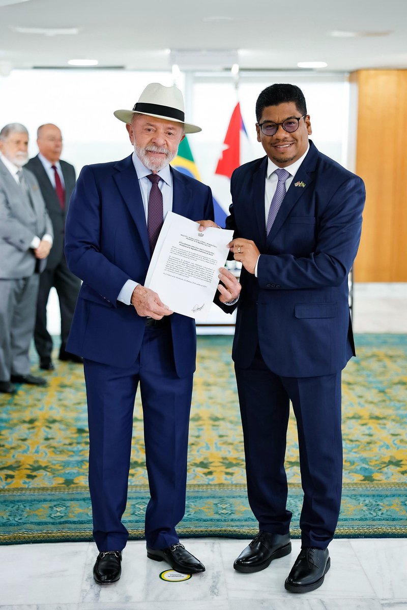 CubaMINREX's tweet photo. En ceremonia celebrada en Palacio de Planalto, Víctor Manuel Cairo presentó, ante el presidente @LulaOficial las Cartas Credenciales que lo acreditan como Embajador Extraordinario y Plenipotenciario de Cuba🇨🇺 ante la República Federativa de Brasil 🇧🇷.

🔗: https://t.co/TMTKiInBOQ https://t.co/KN0NqXzzWe