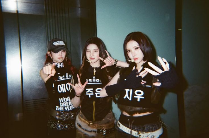 translatingH2H's tweet photo. Jiwoo, Juun, and A-na (Anymotionz)'s dogs met and had a playdate together 🥺🥺

the dog owners                          the dogs https://t.co/uoPE4J5oMh