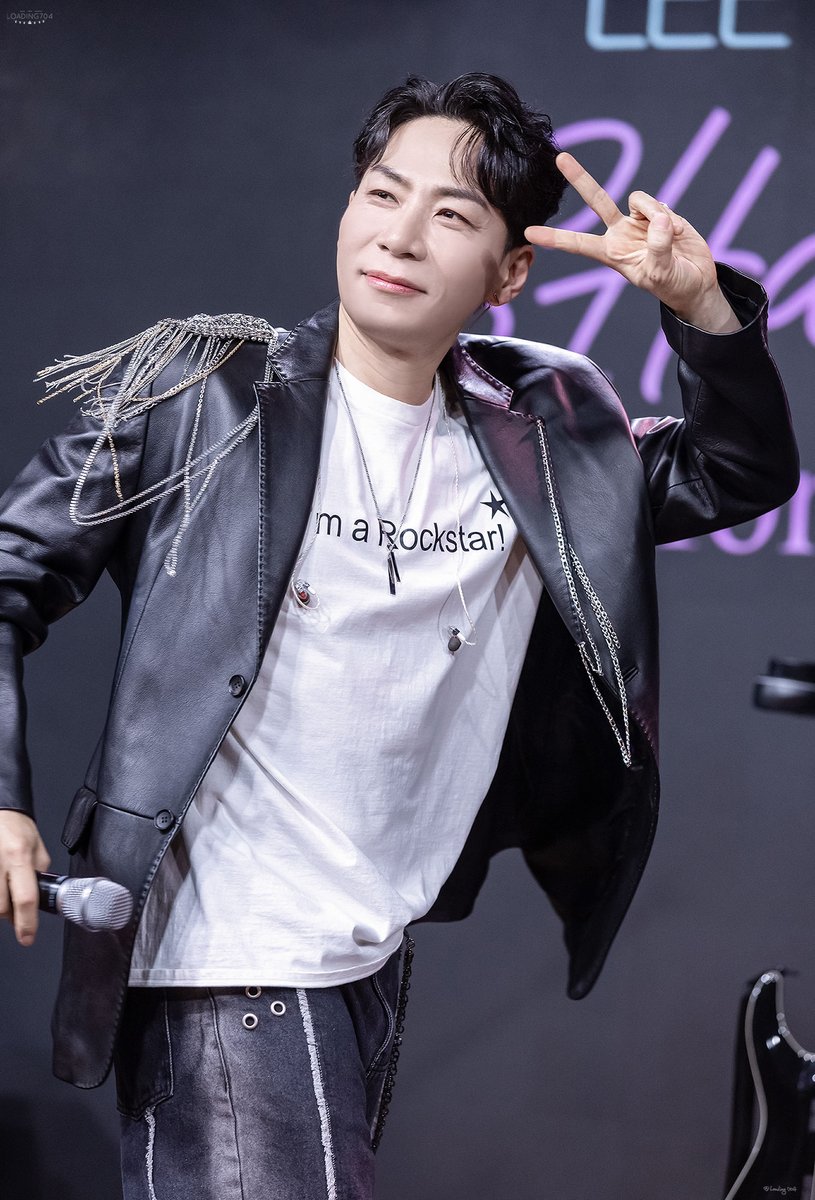 260405 SHank you 콘서트 - SHank you for the music 밤콘   
이승현 배우님 

뒤돌며 브이✌️ 포즈  

#이승현 #SHankyou #SHankyouforthemusic