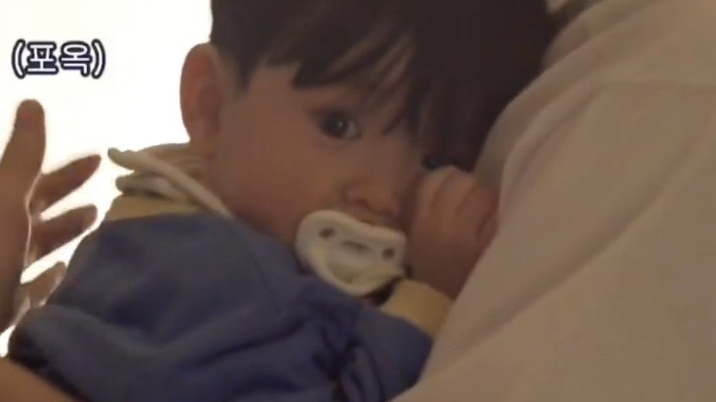 mnicocotk's tweet photo. #taekookau where everyone thinks alpha jungkook is single and they have a chance with him not knowing he is mated to his bandmate —omega taehyung and even has a baby with him. https://t.co/CaiOOv24E0
