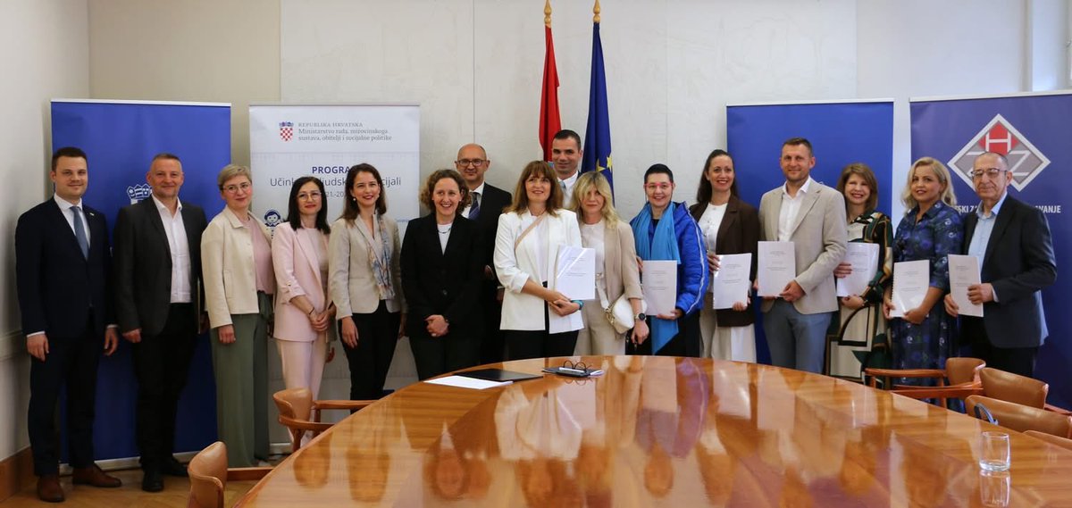 NObuljen's tweet photo. Potpisom ugovora vrijednih više od 4️⃣,4️⃣ milijuna€ zajedno s @MinRSS_CG i #Hrvatskizavodzazapošljavanje osiguravamo financiranje novih čitalačkih programa diljem 🇭🇷 uključujući financiranje 1️⃣0️⃣ novih bilbliobusa i bibliokombija 🚌🚐📖📘📕. 

#ESFplus #EUfondovi https://t.co/Nqf3mK6IUR
