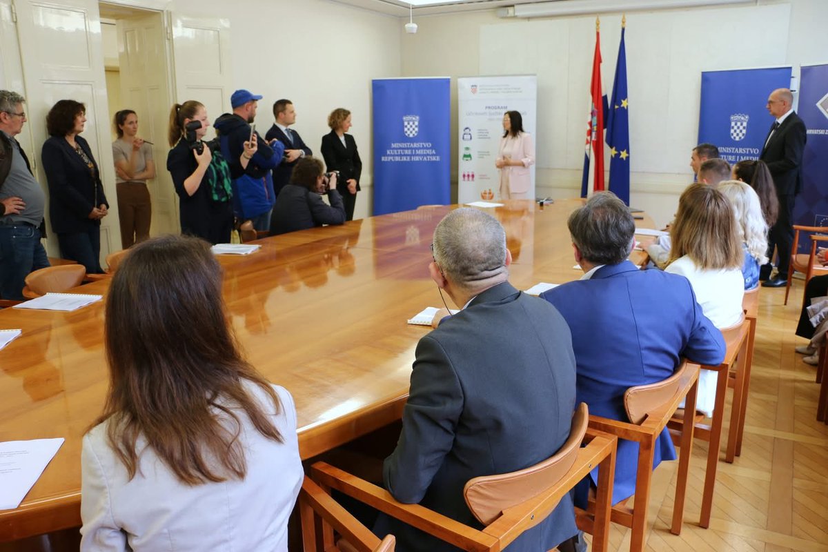 NObuljen's tweet photo. Potpisom ugovora vrijednih više od 4️⃣,4️⃣ milijuna€ zajedno s @MinRSS_CG i #Hrvatskizavodzazapošljavanje osiguravamo financiranje novih čitalačkih programa diljem 🇭🇷 uključujući financiranje 1️⃣0️⃣ novih bilbliobusa i bibliokombija 🚌🚐📖📘📕. 

#ESFplus #EUfondovi https://t.co/Nqf3mK6IUR