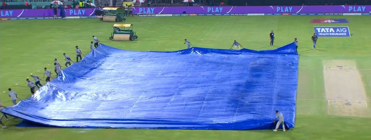 Cricadd247's tweet photo. 🚨 MATCH UPDATE 🚨

-Play to resume at 10PM IST. 
-No overs will be lost.

#LSGvsRCB https://t.co/jqBVufw8tn