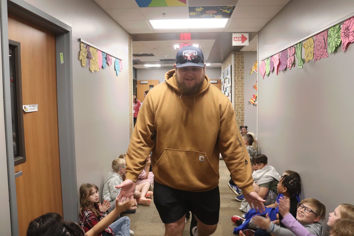 BSSDnews's tweet photo. Students at John Nowlin Elementary in Ms. Mooneyham's fifth grade class had the pleasure of meeting Kansas City Chiefs two-time world champion center Creed Humphrey.

Humphrey and his girlfriend Ana were greeted with a school-wide parade as the Knights chanted "Let's go Chiefs" and offered high-fives.

The fifth graders were ready with questions for Humphrey and Ana about the Chiefs, football, and their interests. Humphrey told the students about his teacher, Mrs. Hobbs, who recognized his advanced math ability and had him bussed from the middle school to the high school daily to take math classes. He noted that she taught him not to live in the status quo but rather continue to challenge yourself to improve.

Humphrey attended college at the University of Oklahoma where he started 39 games and allowed zero sacks over three seasons, among many other honors and awards. He also graduated from OU with a degree in Finance and was selected as a second-round draft pick by the Chiefs in 2021.

Thanks to Creed Humphrey for taking the time to visit JNE, and good luck to the Chiefs this upcoming season! 🎉❤️💛

#WeAreBSSD
