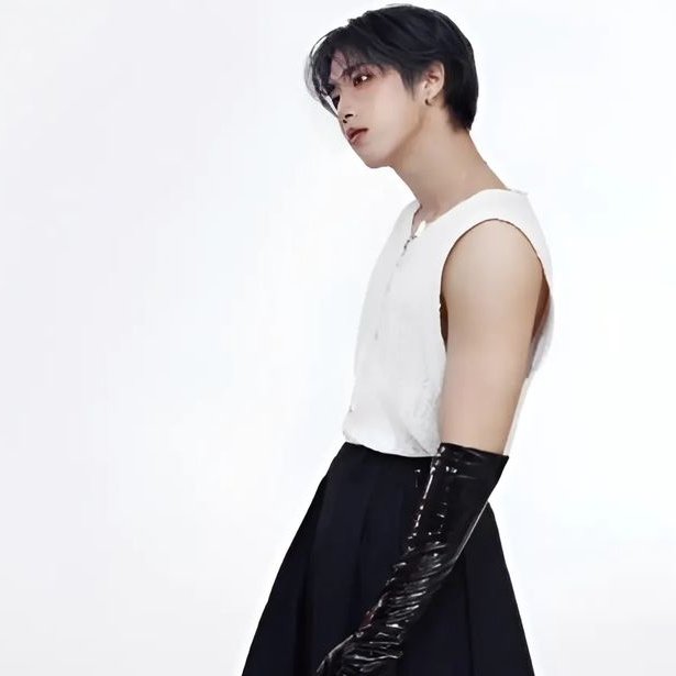 HANmagnitude's tweet photo. i think we need to talk about this photoshoot FOREVER bc it gave us skirtsung https://t.co/0BYVc48Gb4