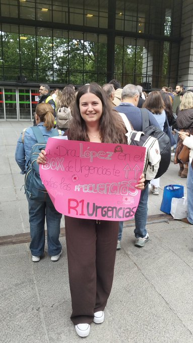 TatoVazquezLima's tweet photo. Miguel, María, Ana y María: gracias. Bienvenidos a la especialidad más bonita que existe. 

Sois la fuerza que impulsa un sentimiento compartido #EspecialidadUrgenciasYA

Largo camino recorrido, el futuro lo escribiréis pronto

¡Aquí y ahora!
#orgullodeurgenciólogo 💙❤️
 
@SEMES_ https://t.co/IRVsVpBFMg
