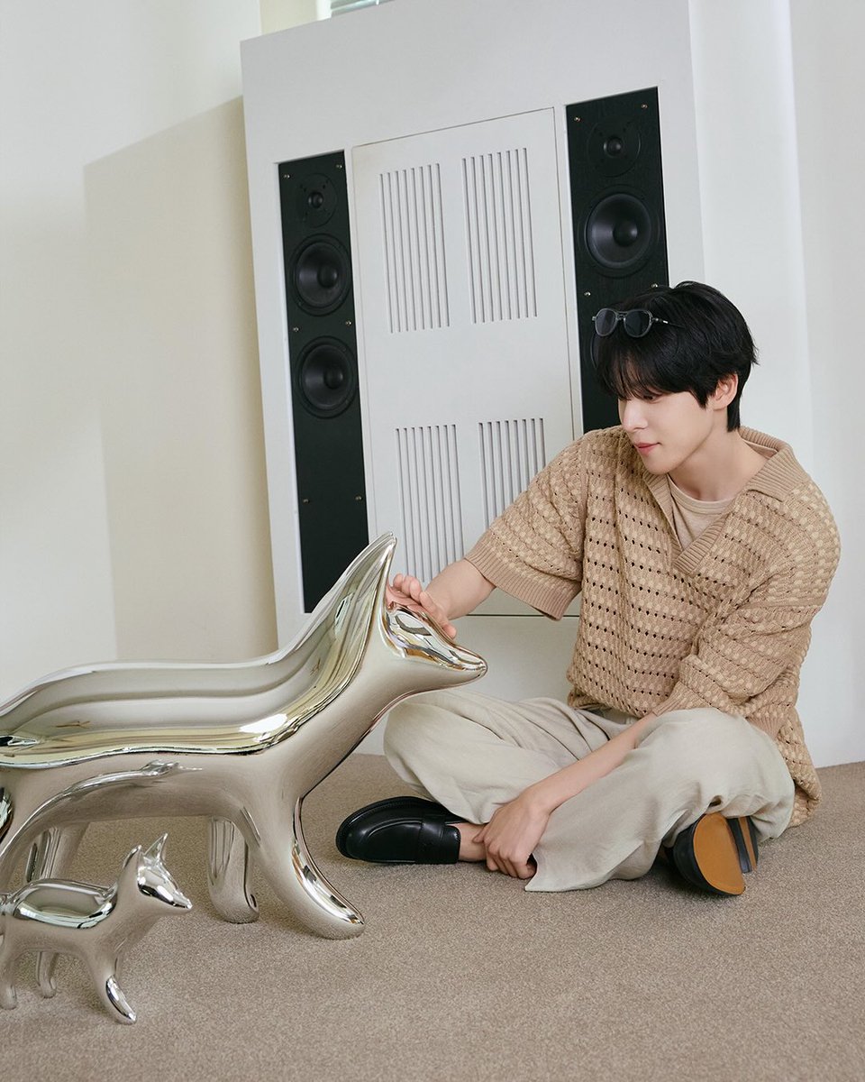 Yunxho's tweet photo. Sometimes when I work on shoots like this, I become really aware of small details... the way the fabric moves when I walk, the lighting touching the side of my face, the peaceful silence between camera clicks. Those little moments stayed with me a lot today. https://t.co/QHqF87Ming