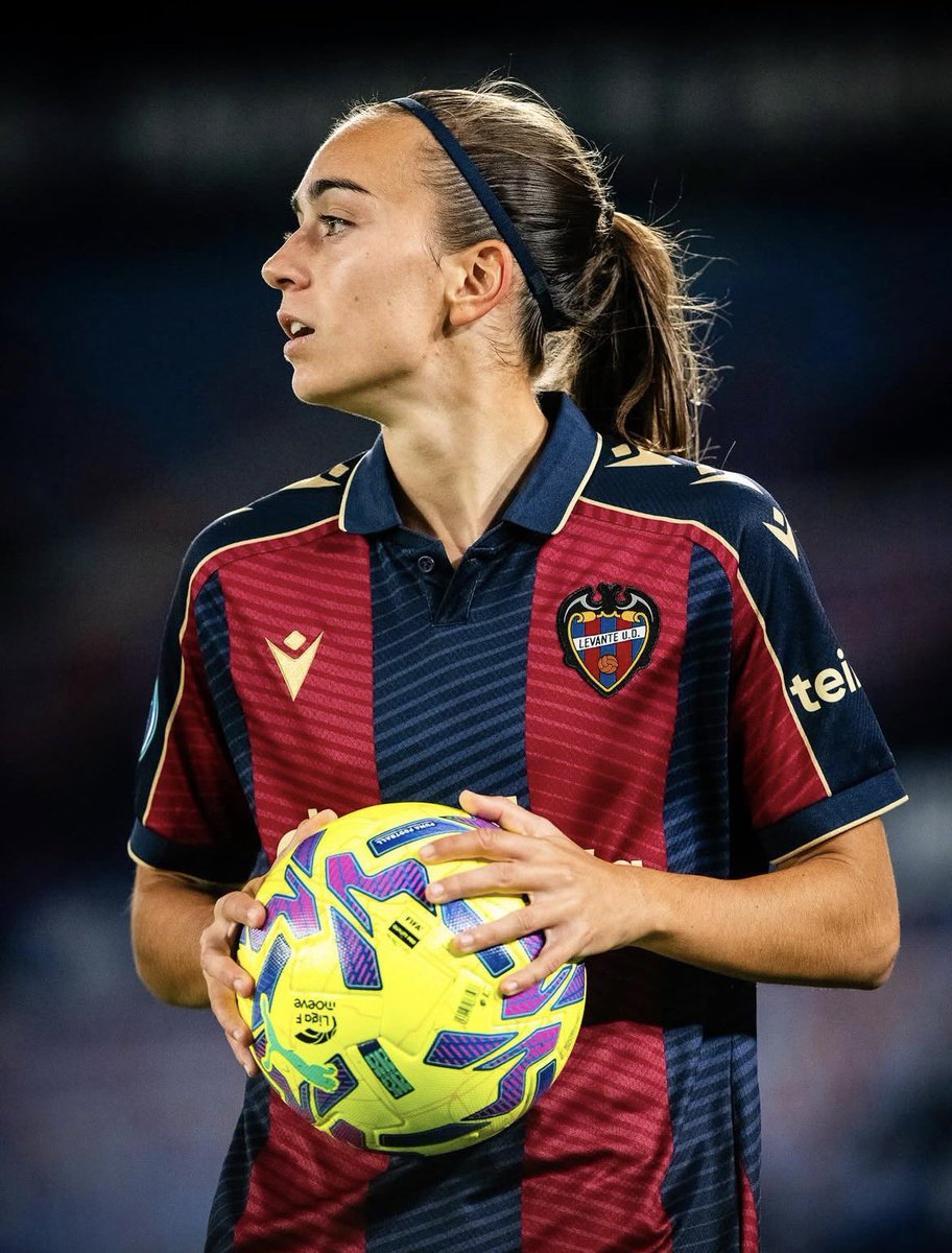 Eric18Martin's tweet photo. Por terminar el debate del descenso y ya que antes no lo he comentado con @ismaelete.

🐸 Para el @LUDfemenino 2026/27 quiero al menos 6 jugadoras en plantilla como GABALDÓN (@maria_gabaldon4)

Futbolistas de la casa, que saben qué es el Levante y lo sienten. Se dejan hasta la última gota de sudor. Y juega donde haga falta (ella ha estado en todos los puestos en defensa y en ambas bandas).

Particularmente, Gabaldón ha sido mi gran descubrimiento del año, mi MVP de un curso horrible y me enamoró futbolísticamente. #LigaF