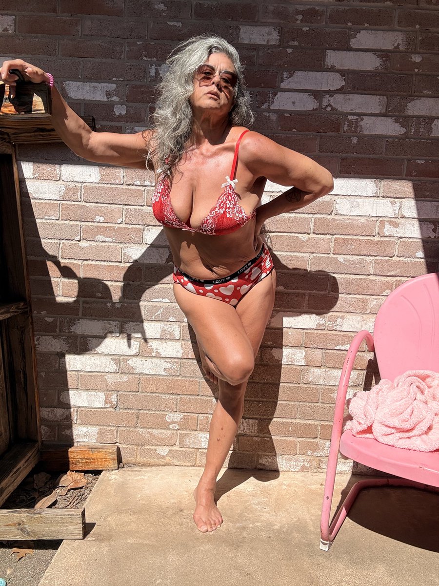 COPSGUNGIRL's tweet photo. Catching some rays at the Hacienda. 

https://t.co/pU5UtkrAuL
Tell me you want me 💋 https://t.co/iZumcuctSu