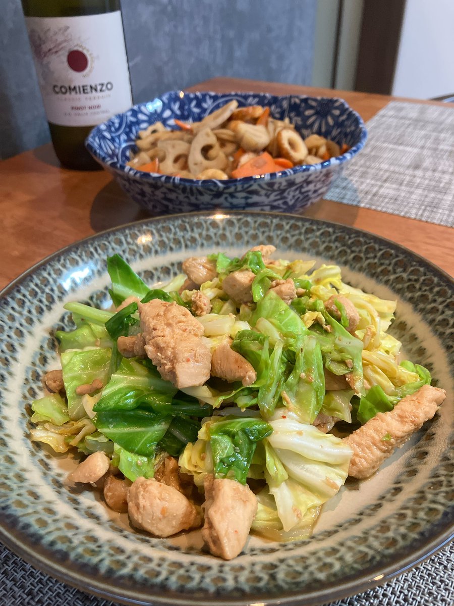 SeyHashiya's tweet photo. さぁ、ワインを開けよう🍷
岐阜のソールフード『鶏ちゃん（けいちゃん）』。
自宅で気軽に作れるのが嬉しいね😘
#けいちゃん　#鶏ちゃん  #萩原けいちゃん https://t.co/Lsi8gwGpya