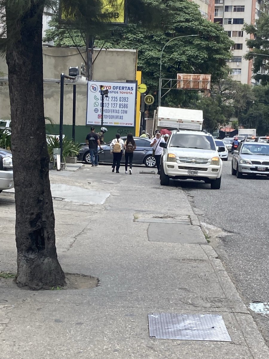 Zlozano's tweet photo. Estos sucede a diario los vehículo estacionados en la acera desde la Ppal de Los Ruices subiendo por la 2da Av de Montecristo @InttContigo @rcamachovzla @FMCENTER @JonathanQuantip https://t.co/HOaAlJaqqH