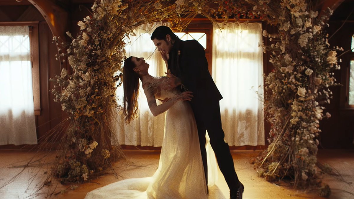 Revolvermag's tweet photo. 🪡See BLACK VEIL BRIDES and LILITH CZAR recreate 'Corpse Bride' for new video "Cut"
https://t.co/9Nv24ZRRYA https://t.co/TLPDJtVZlM
