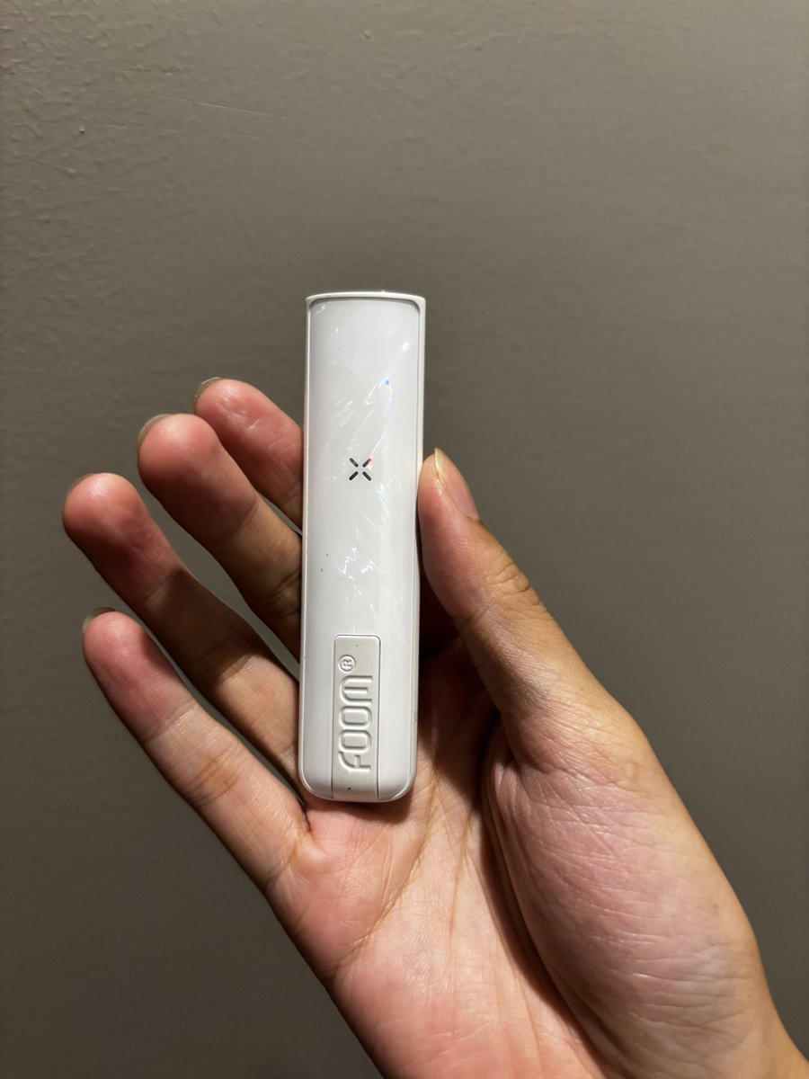 dspr4de's tweet photo. helo ges, aku mau jual pod ku udah gapake lagi, minus cat ngelotok sedikit di bagian magnet, lengkap dengan box dan bonus 1 pack cartridge. kindly DM ya kalo berminat✌🏻✌🏻 https://t.co/XneF60gVuq