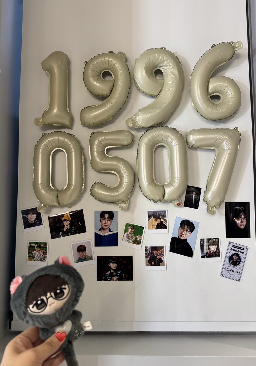 jhavuuu's tweet photo. 260505 | Fakerโs Birthday Cafe
Short visit but I had so much fun. ๐
The place looked amazing โ thanks to the organizers. ๐ฅฐ
#Happyfakerday #Hide_on_books #Chapter_0507 https://t.co/cGutnI5oIM