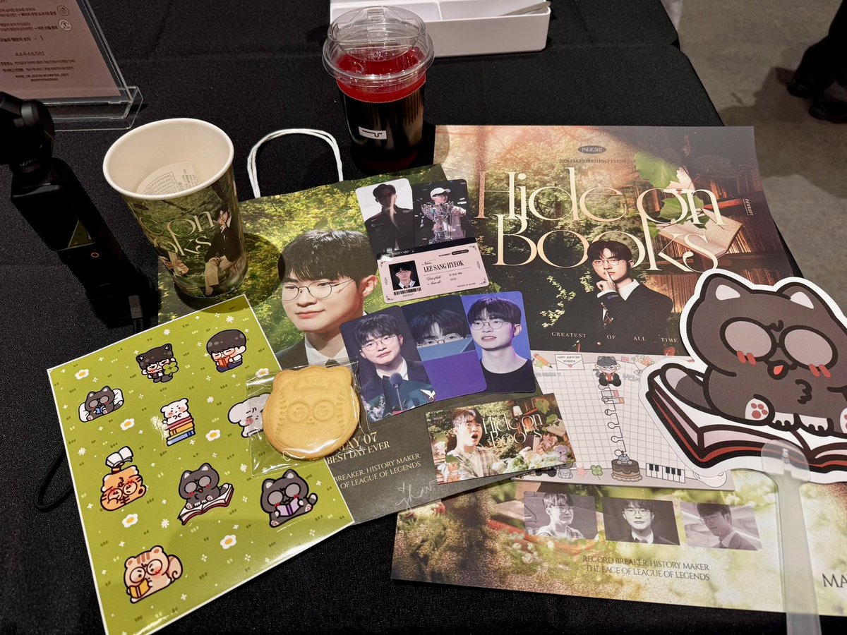 jhavuuu's tweet photo. 260505 | Fakerโs Birthday Cafe
Short visit but I had so much fun. ๐
The place looked amazing โ thanks to the organizers. ๐ฅฐ
#Happyfakerday #Hide_on_books #Chapter_0507 https://t.co/cGutnI5oIM