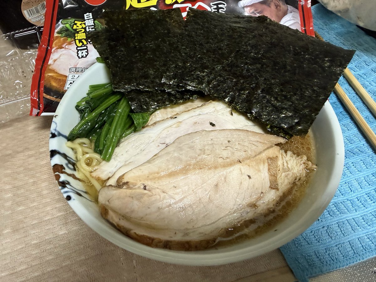 AKIRAZIOHM1's tweet photo. 麺活17杯目
【王道家　チルド】
麺2玉　
自作チャーシュー3枚　海苔6枚　ほうれん草。前回のスープだけのやつとそんなに変わらない気がするけど、まぁ兎に角米を欲するラーメンでした。
先日、Amazonで王道家の刻み生姜をポチったので届くのが楽しみ😊

#王道家 #家系ラーメン  #ZIOHM #介護士Drummer https://t.co/VDKtqzqASE
