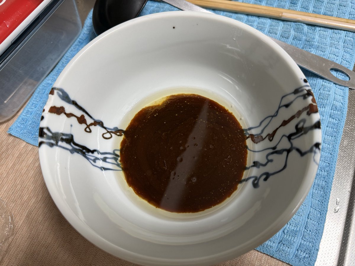 AKIRAZIOHM1's tweet photo. 麺活17杯目
【王道家　チルド】
麺2玉　
自作チャーシュー3枚　海苔6枚　ほうれん草。前回のスープだけのやつとそんなに変わらない気がするけど、まぁ兎に角米を欲するラーメンでした。
先日、Amazonで王道家の刻み生姜をポチったので届くのが楽しみ😊

#王道家 #家系ラーメン  #ZIOHM #介護士Drummer https://t.co/VDKtqzqASE
